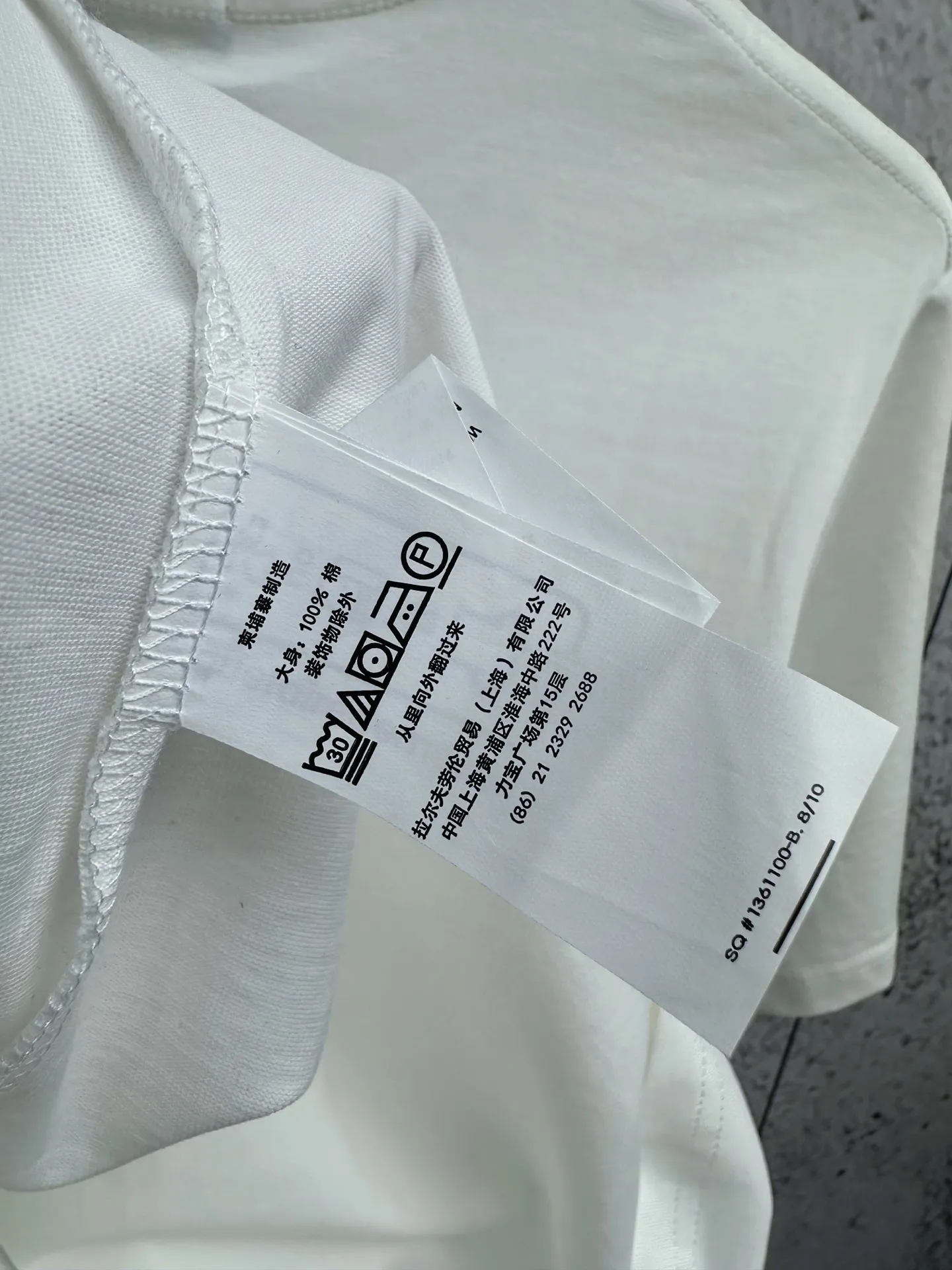 P150 Ralph Lauren/Ralph Lauren 25ss simultaneously launches one-color horse embroidery round neck short sleeves. The main logo on the neck has a QR code mark, which can be scanned for verification, and the detailed horse logo embroidery is all high-density and made with imported Tajima machines, distinguishing it from low-end products on the market. 32 counts, 240g hydrophilic toner, 100% cotton fabric, comfortable and soft, highly breathable, focusing on high-end cost-effectiveness, needless to say good quality. Available in a variety of colors, both boys and girls can try this genderless style, giving them a yuppie tone in no time. Immerse yourself in your leisurely style, and have your own style in retro. Natural, vivid, and very French romantic feelings perfectly integrate the youthful atmosphere with the trend. The clever embellishment of the horse logo embroidery carries all the eye-catching points. Color: black, white, navy blue, gray Size: S-xL
